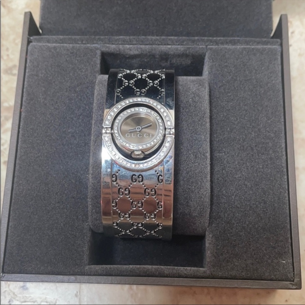 GUCCI 112 TWIRL 23MM Diamond SS Bracelet Watch 💎